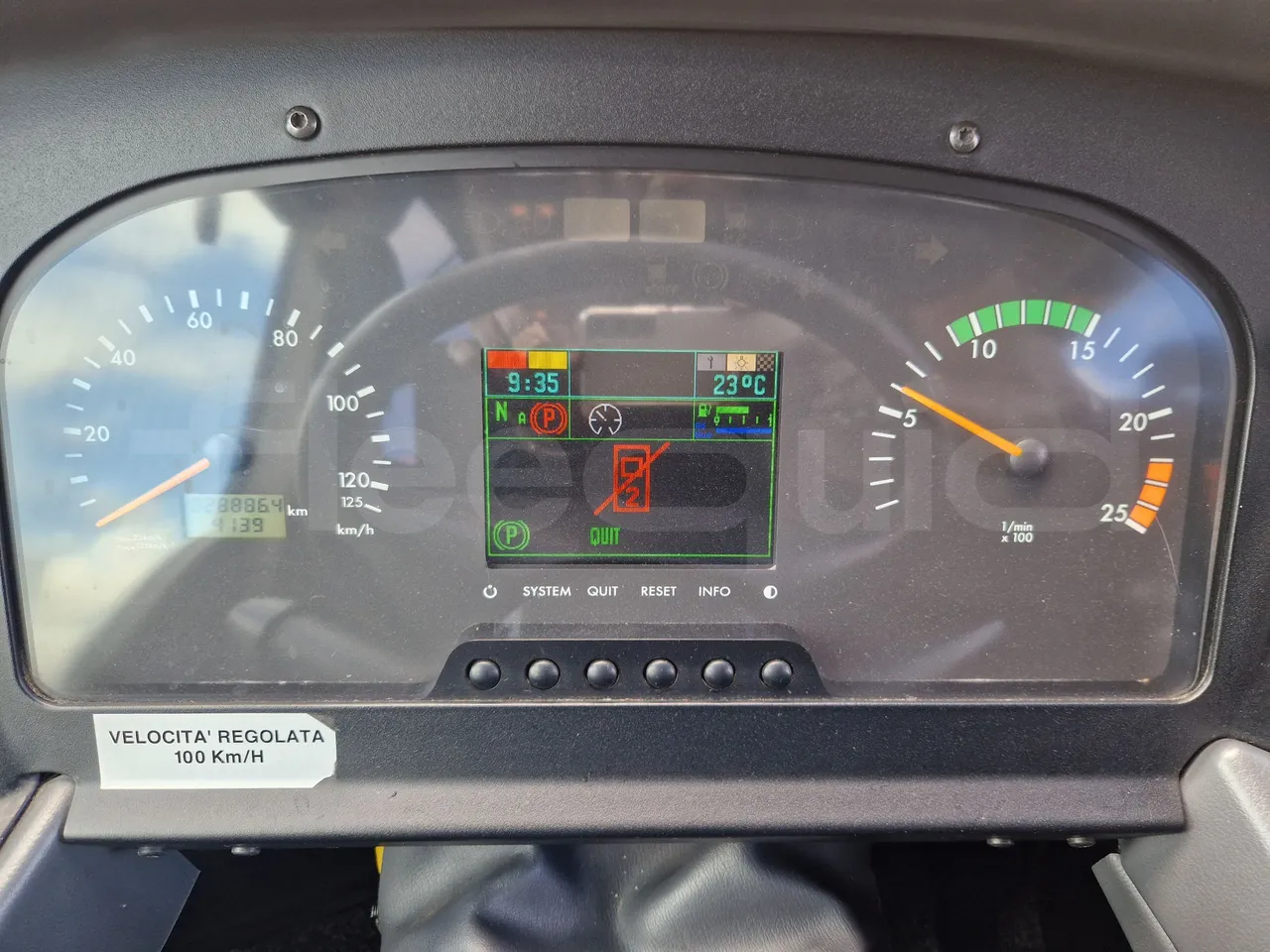 Mercedes-Benz Tourismo RHD / Euro 6 - 290 Kw - 12,140 Mt - dashboard lights on