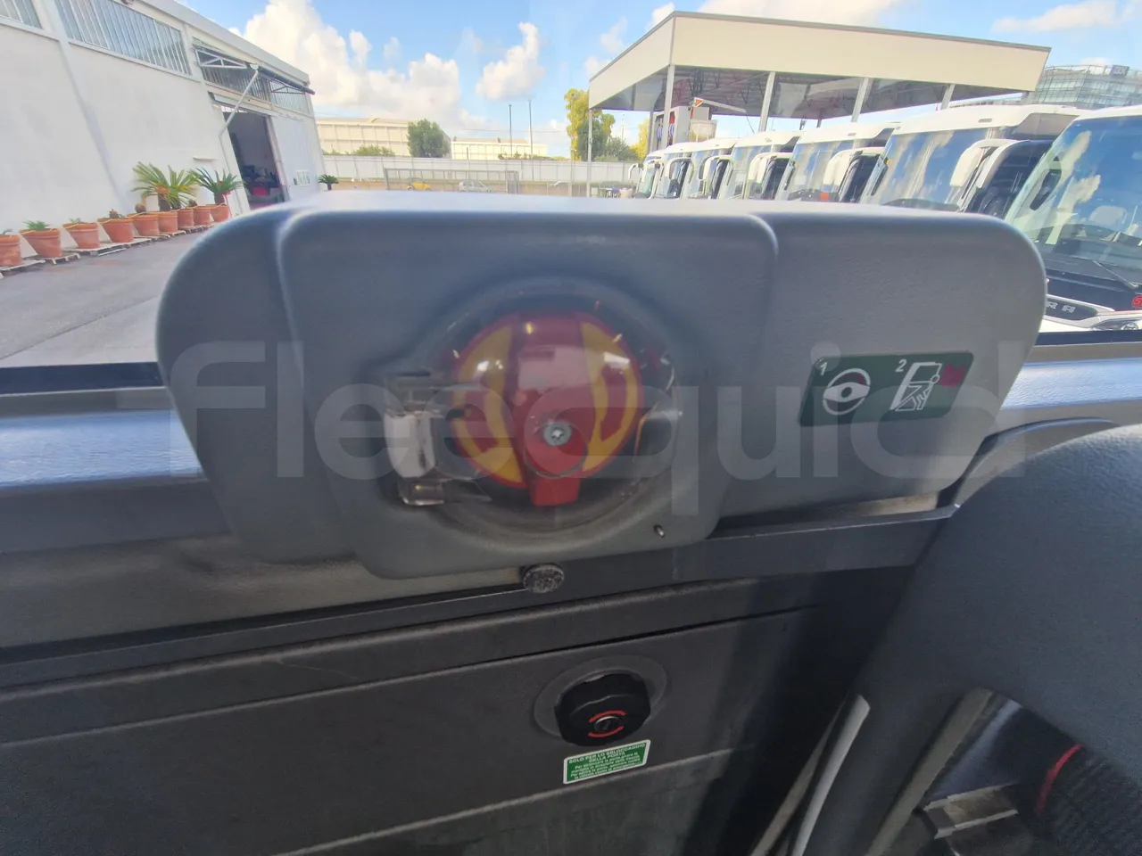 Mercedes-Benz Tourismo RHD / Euro 6 - 290 Kw - 12,140 Mt - footrest detail photo