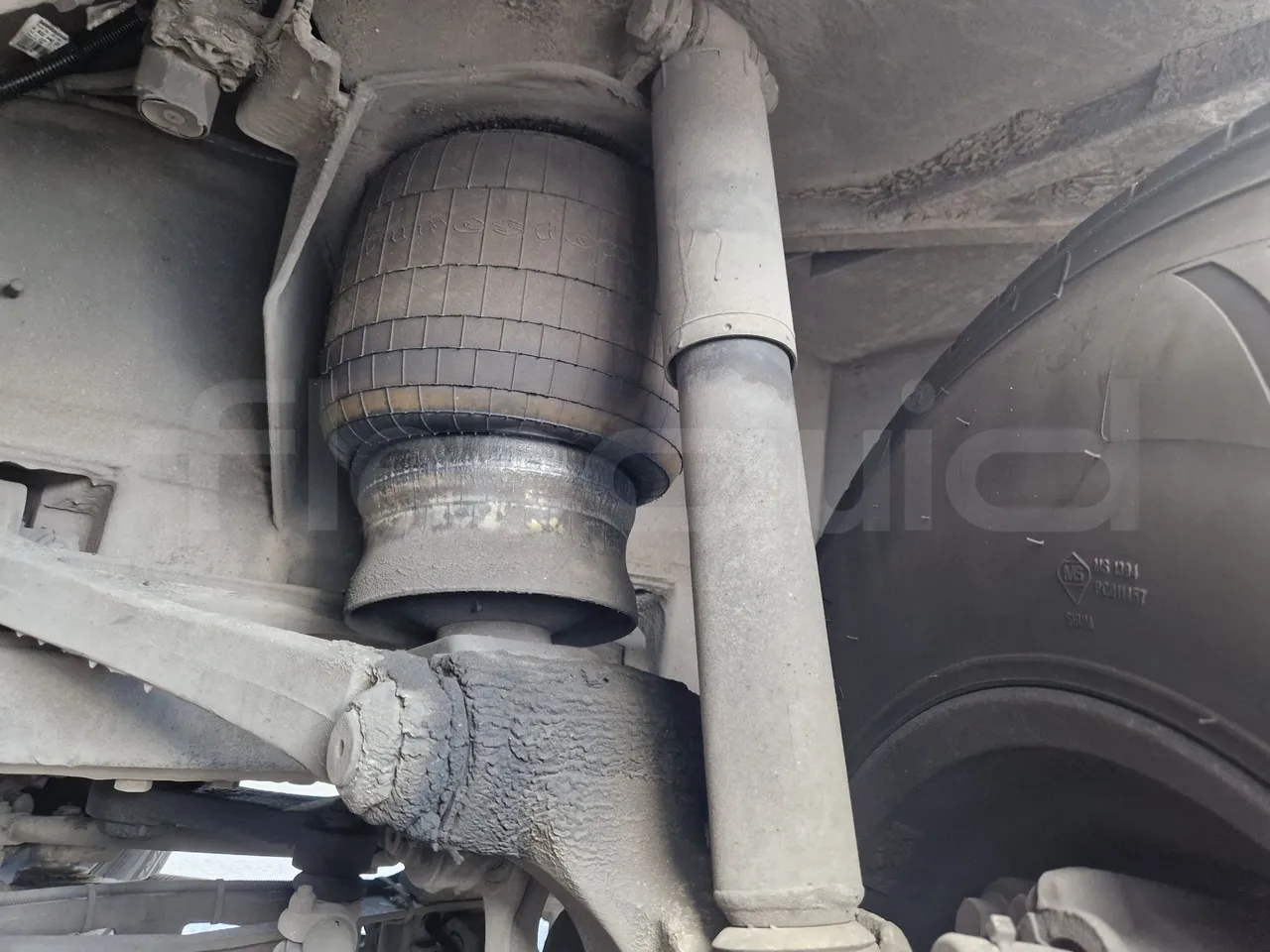 Mercedes-Benz Tourismo RHD / Euro 6 - 290 Kw - 12,140 Mt - front air springs left