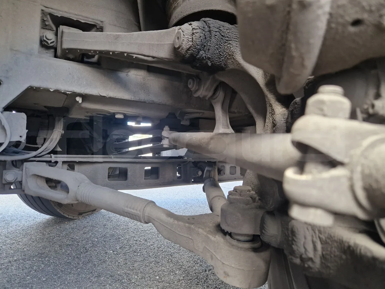 Mercedes-Benz Tourismo RHD / Euro 6 - 290 Kw - 12,140 Mt - front shock absorbers left