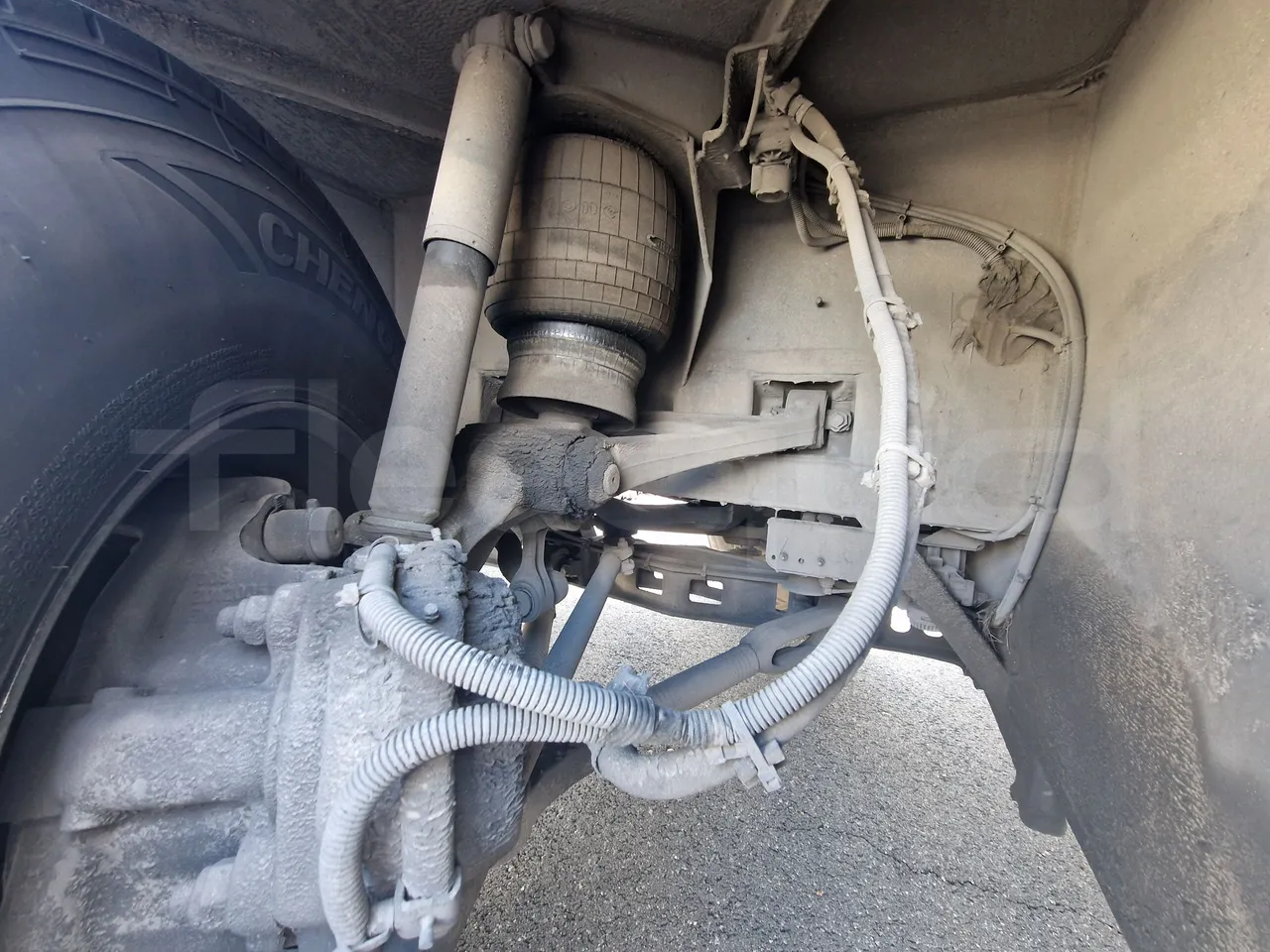 Mercedes-Benz Tourismo RHD / Euro 6 - 290 Kw - 12,140 Mt - front shock absorbers right