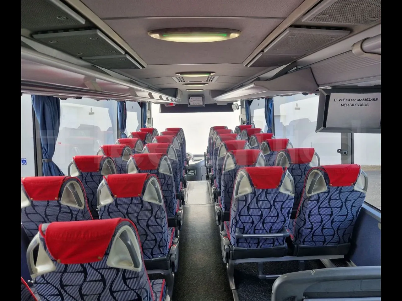 Mercedes-Benz Tourismo RHD / Euro 6 - 290 Kw - 12,140 Mt - forward view middle aisle