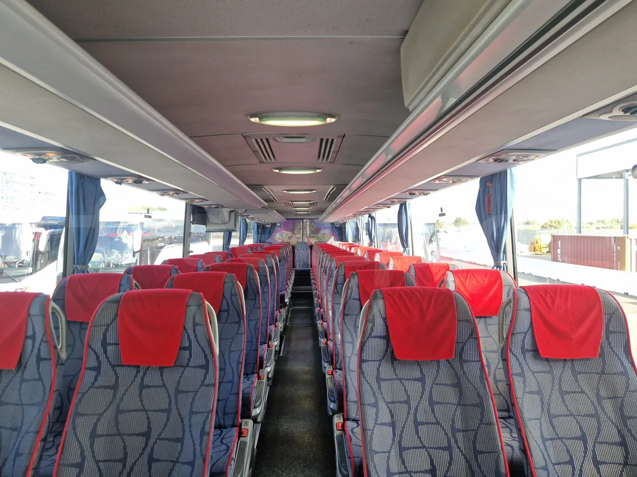 Mercedes-Benz Tourismo RHD / Euro 6 - 290 Kw - 12,140 Mt - reverse view middle aisle