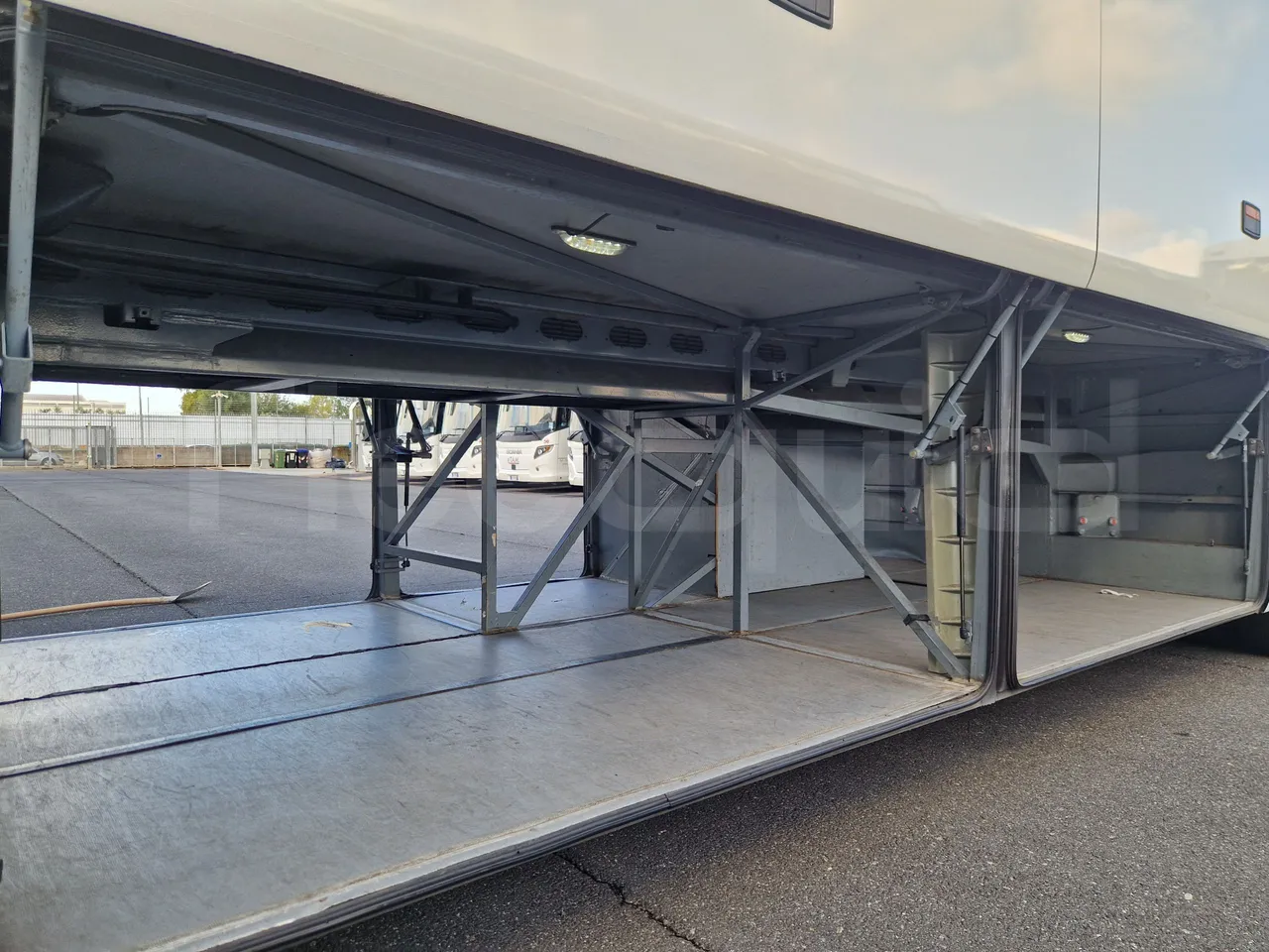 Mercedes-Benz Tourismo RHD / Euro 6 - 290 Kw - 12,140 Mt - internal frame rust check