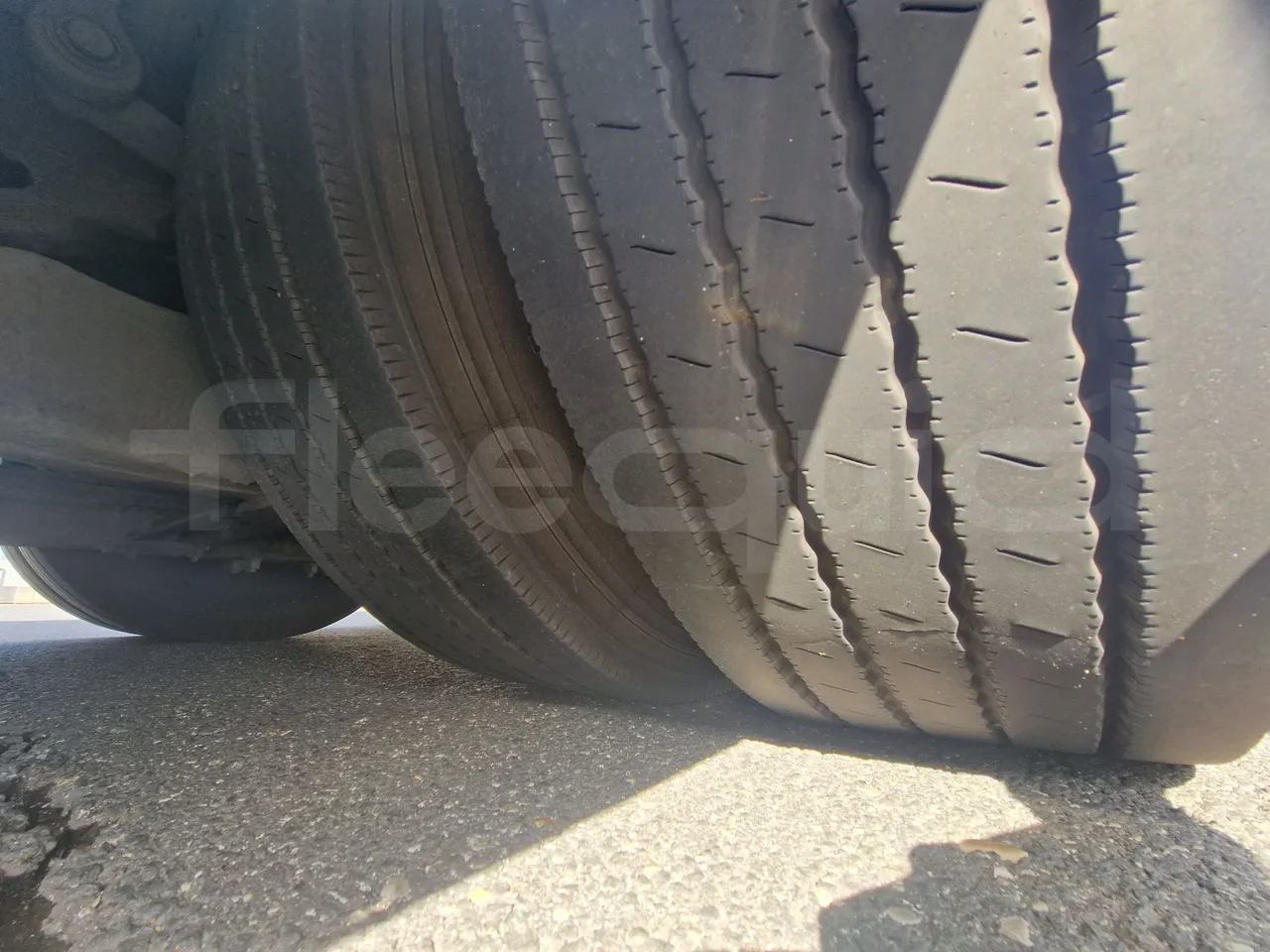 Mercedes-Benz Tourismo RHD / Euro 6 - 290 Kw - 12,140 Mt - tread condition third axle tires left
