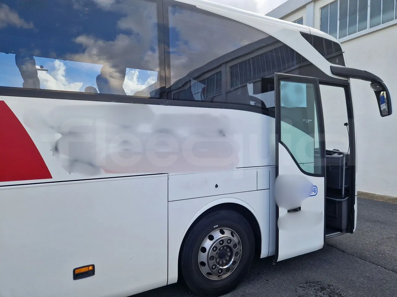 Mercedes-Benz Tourismo RHD / Euro 6 - 290 Kw - 12,140 Mt - platform open photo