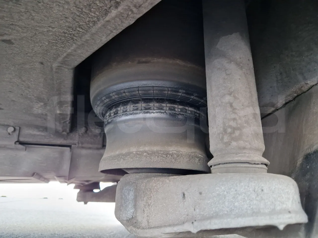 Mercedes-Benz Tourismo RHD / Euro 6 - 290 Kw - 12,140 Mt - axle 2 shock absorbers 2 left