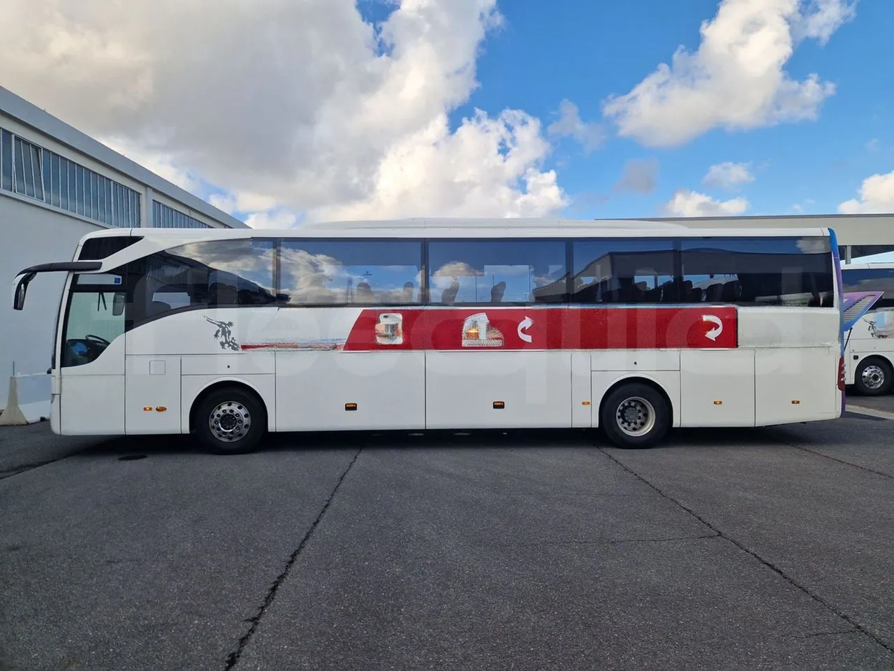 Mercedes-Benz Tourismo RHD / Euro 6 - 290 Kw - 12,140 Mt - left side photo