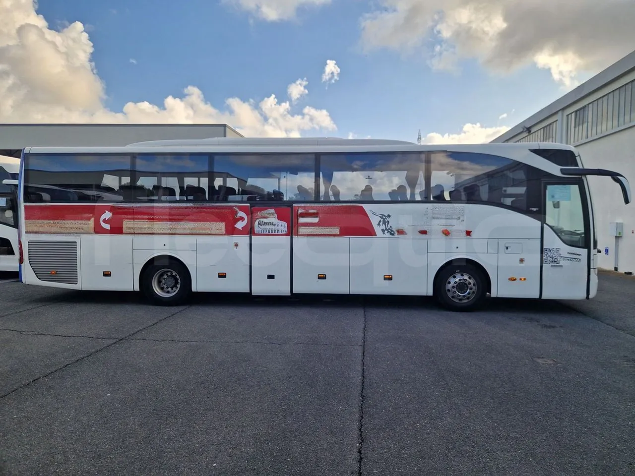Mercedes-Benz Tourismo RHD / Euro 6 - 290 Kw - 12,140 Mt - right side doors closed