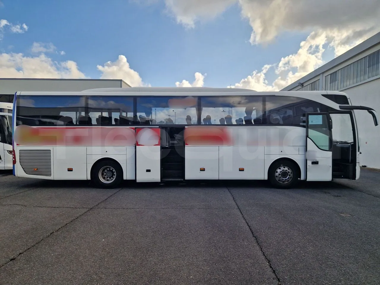 Mercedes-Benz Tourismo RHD / Euro 6 - 290 Kw - 12,140 Mt - right side doors open