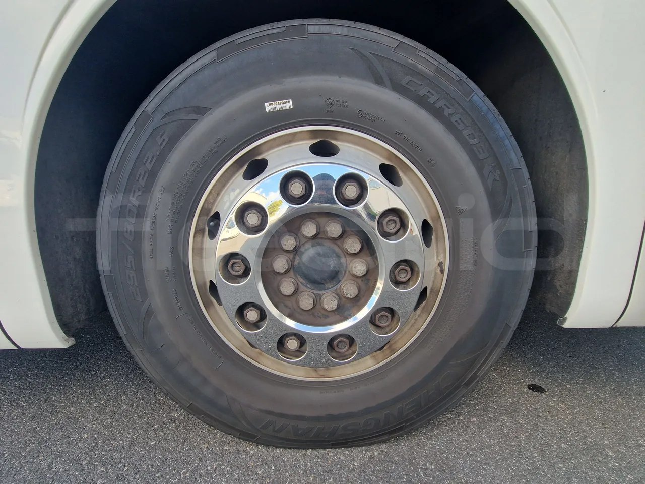 Mercedes-Benz Tourismo RHD / Euro 6 - 290 Kw - 12,140 Mt - front left tire measurements