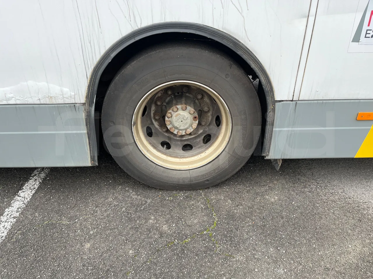 Van Hool 600 600/2 -EUR3 - 206kW-11.6m - tread condition front tires left