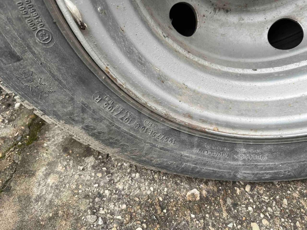 Iveco Daily A40E12 - Euro 2 - 90 kW - 5.970 mt - tread condition front tires right