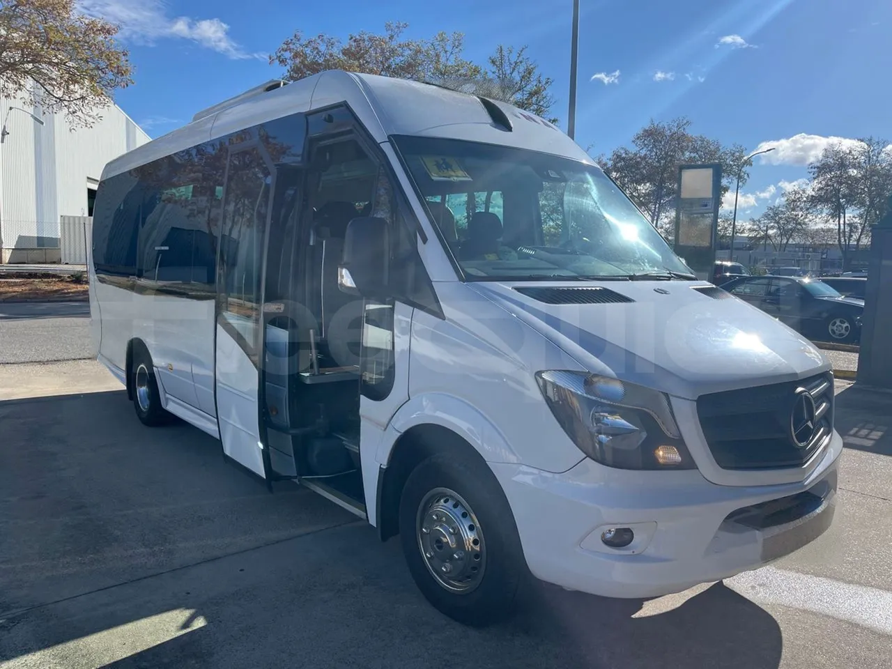 Mercedes-Benz Sprinter UNVI - EUR6/120kW/7.545m - 3/4 right front doors open