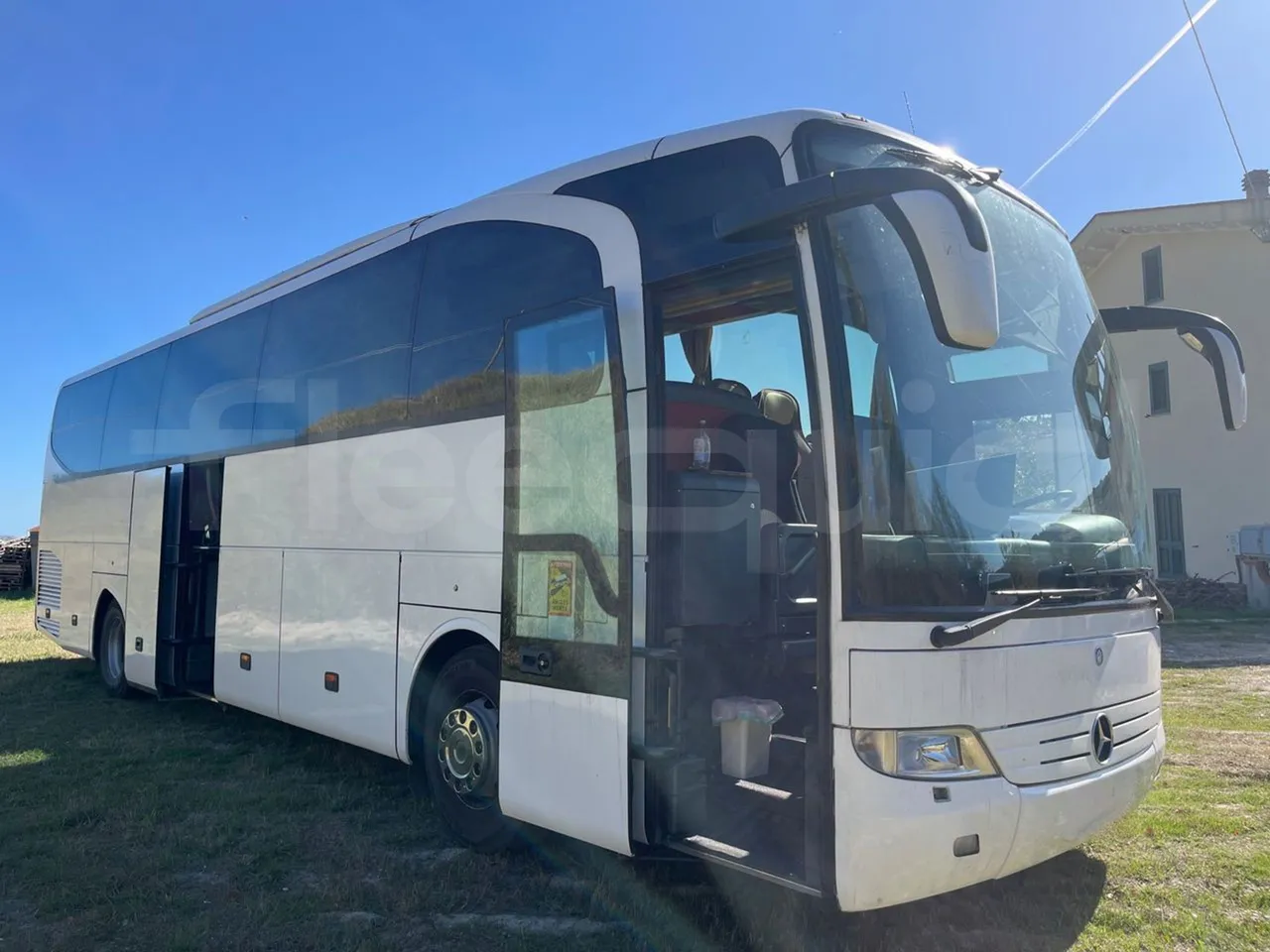 Mercedes-Benz Travego O580 15 RHD - EURO3 - 310kw - 12mt - 3/4 right front doors open