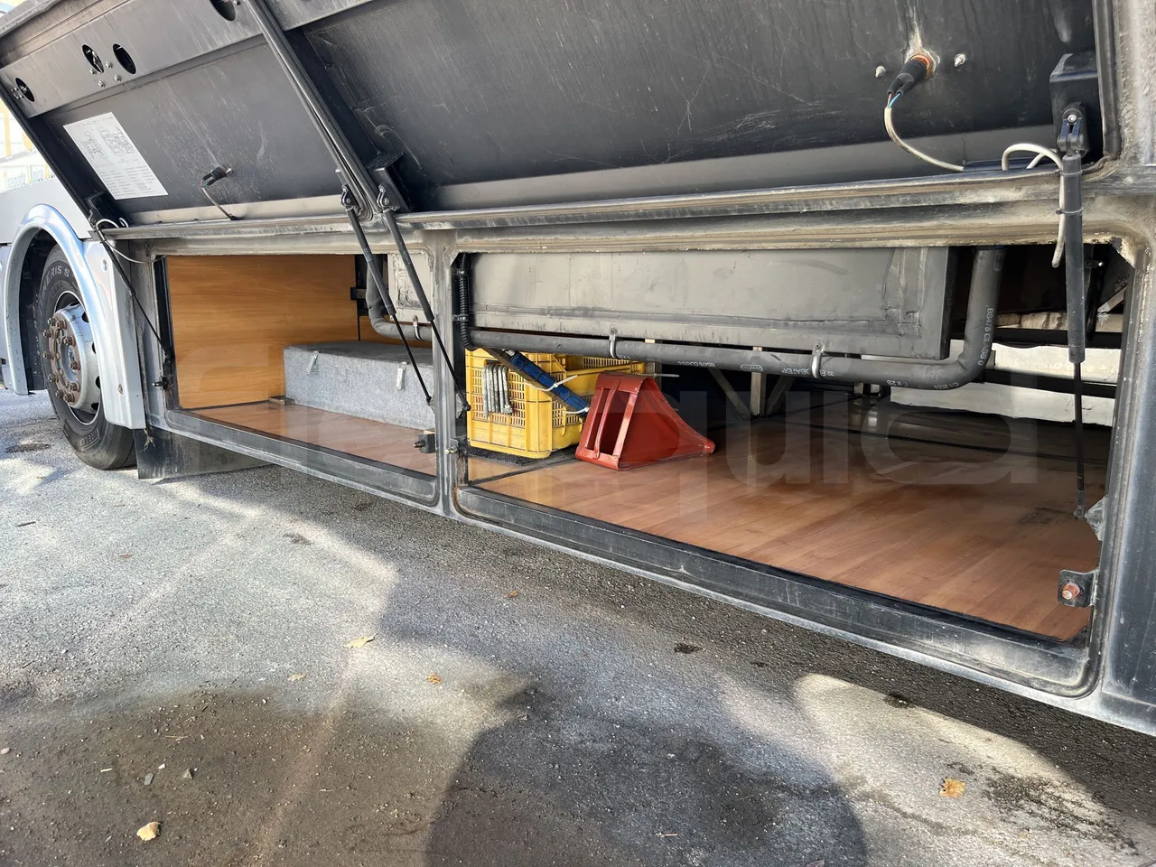 Scania De Simon - Luggage Under Carpet Photo