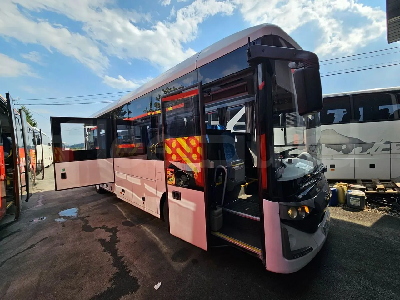 Karsan STAR M3V3CATYSLEN - kW 137 - EURO6 - 8.3m - 3/4 right front doors open