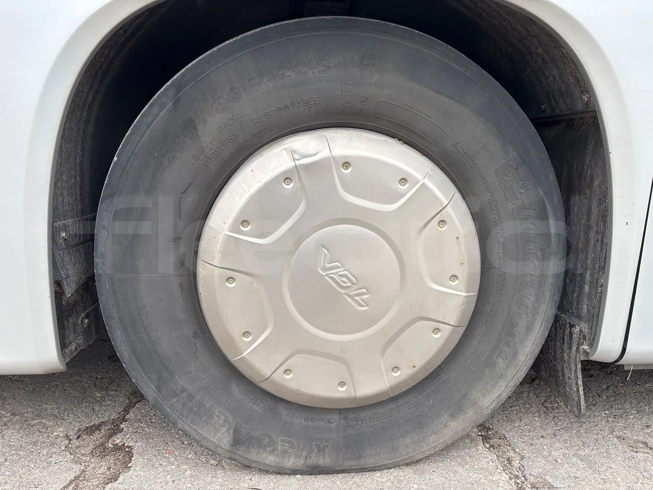 Vdl Futura FHD2 - Euro6 - 271kW - 12.870mt - front left tire measurements