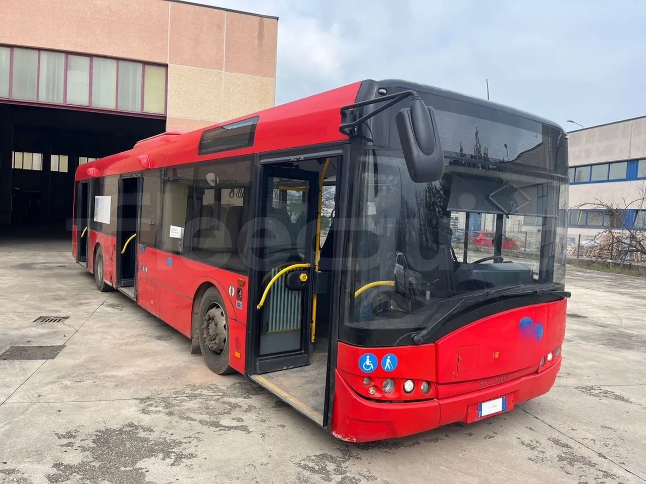 Solaris Urbino 12 - Euro6 - 240kW - 12mt - 3/4 right front doors open