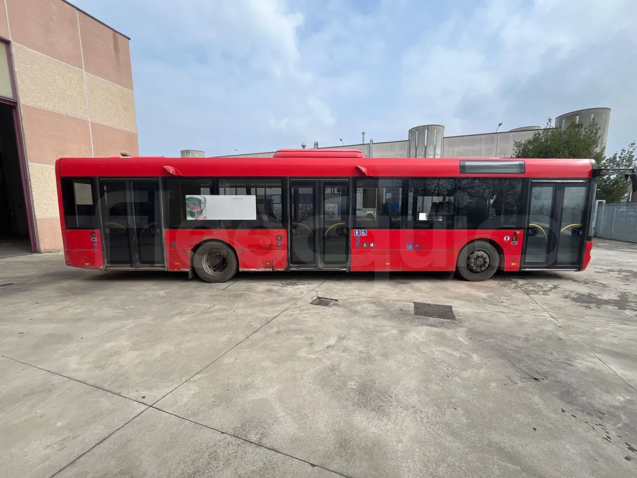 Solaris Urbino 12 - Euro6 - 240kW - 12mt - right side doors closed