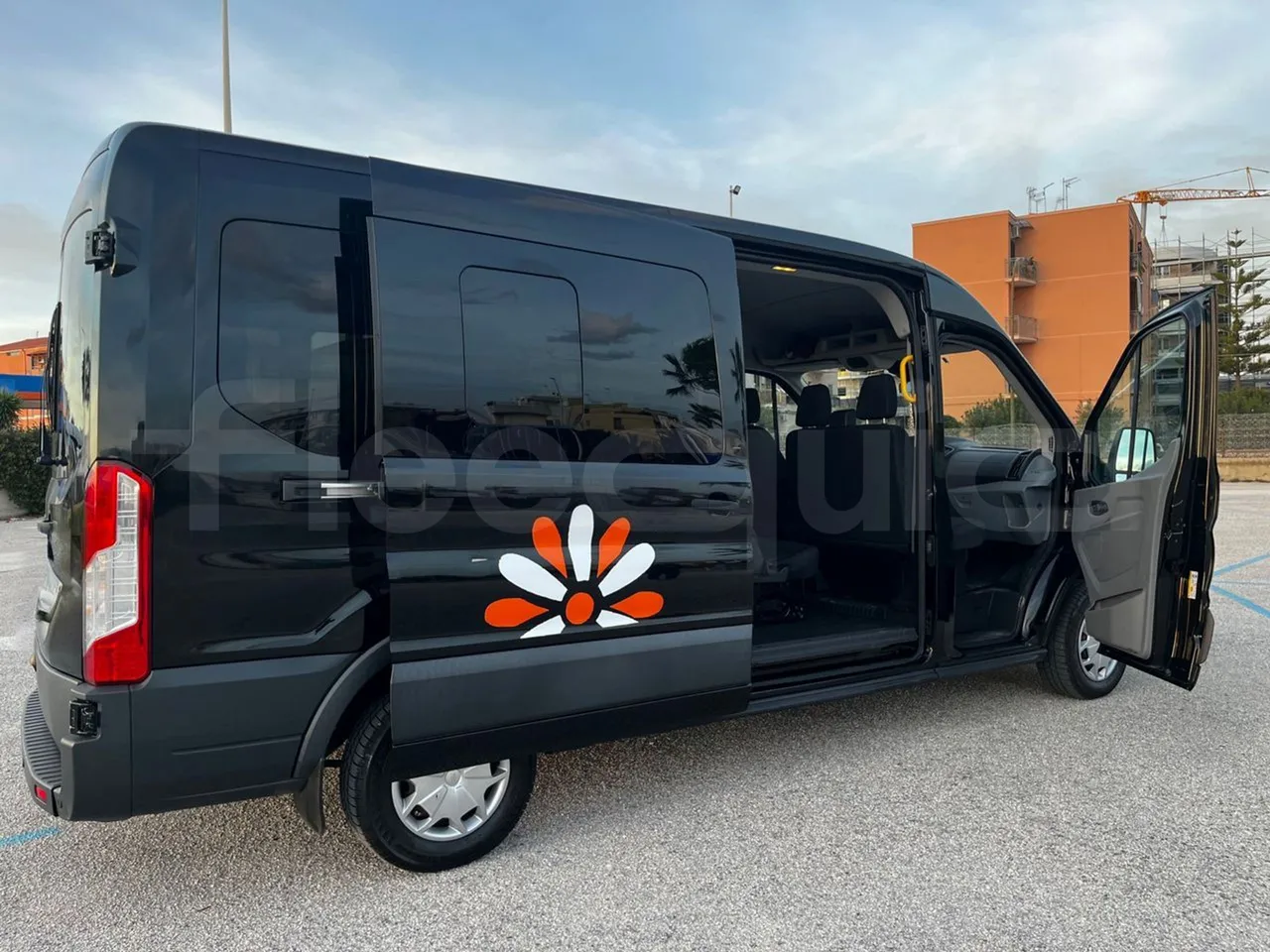 Ford Transit FAD - Euro6B - 125kW - 5.981mt - 3/4 right rear doors open