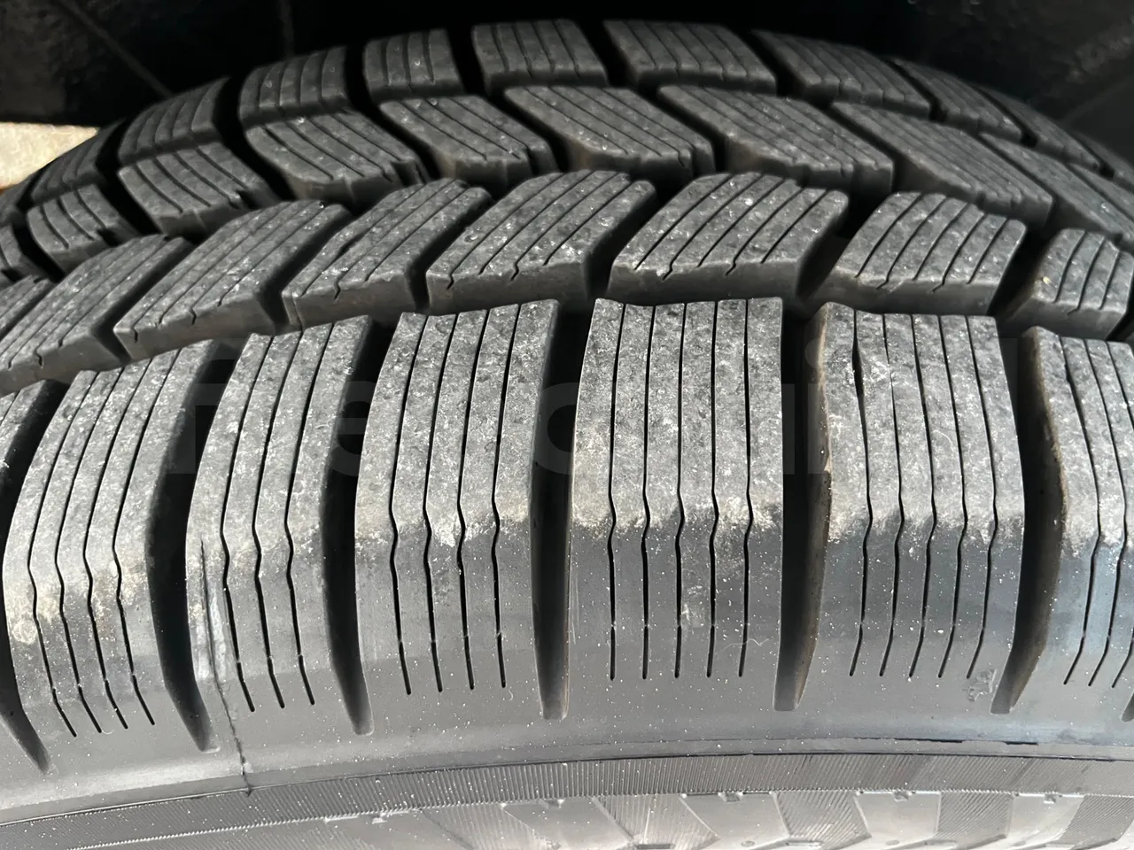 Ford Transit FAD - Euro6B - 125kW - 5.981mt - tread condition third axle tires left