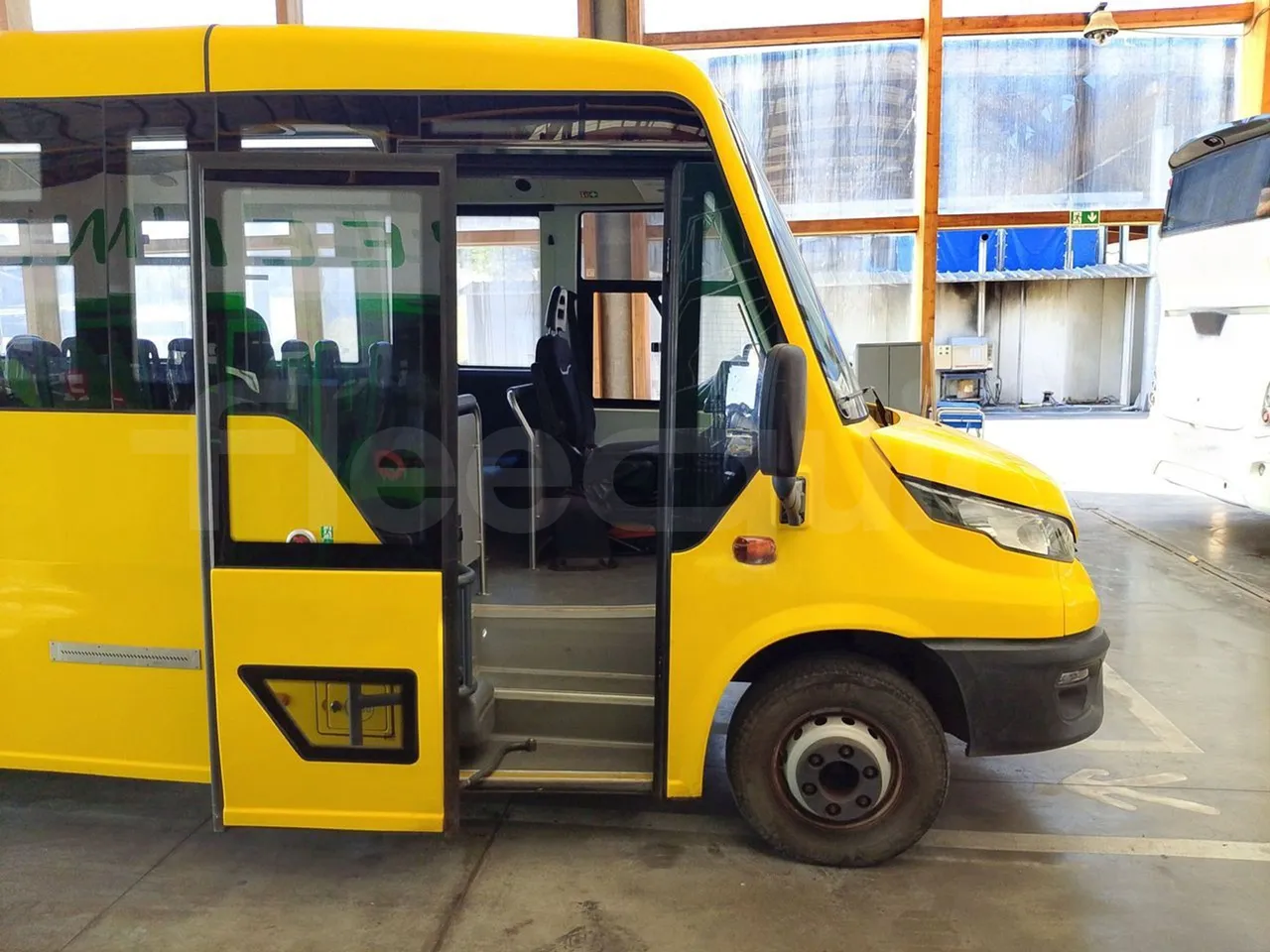 Iveco Indcar WGIVMY11 MOBI SCUOLABUS - EUR6 - 100Kw - 8,592m - front door 1 open