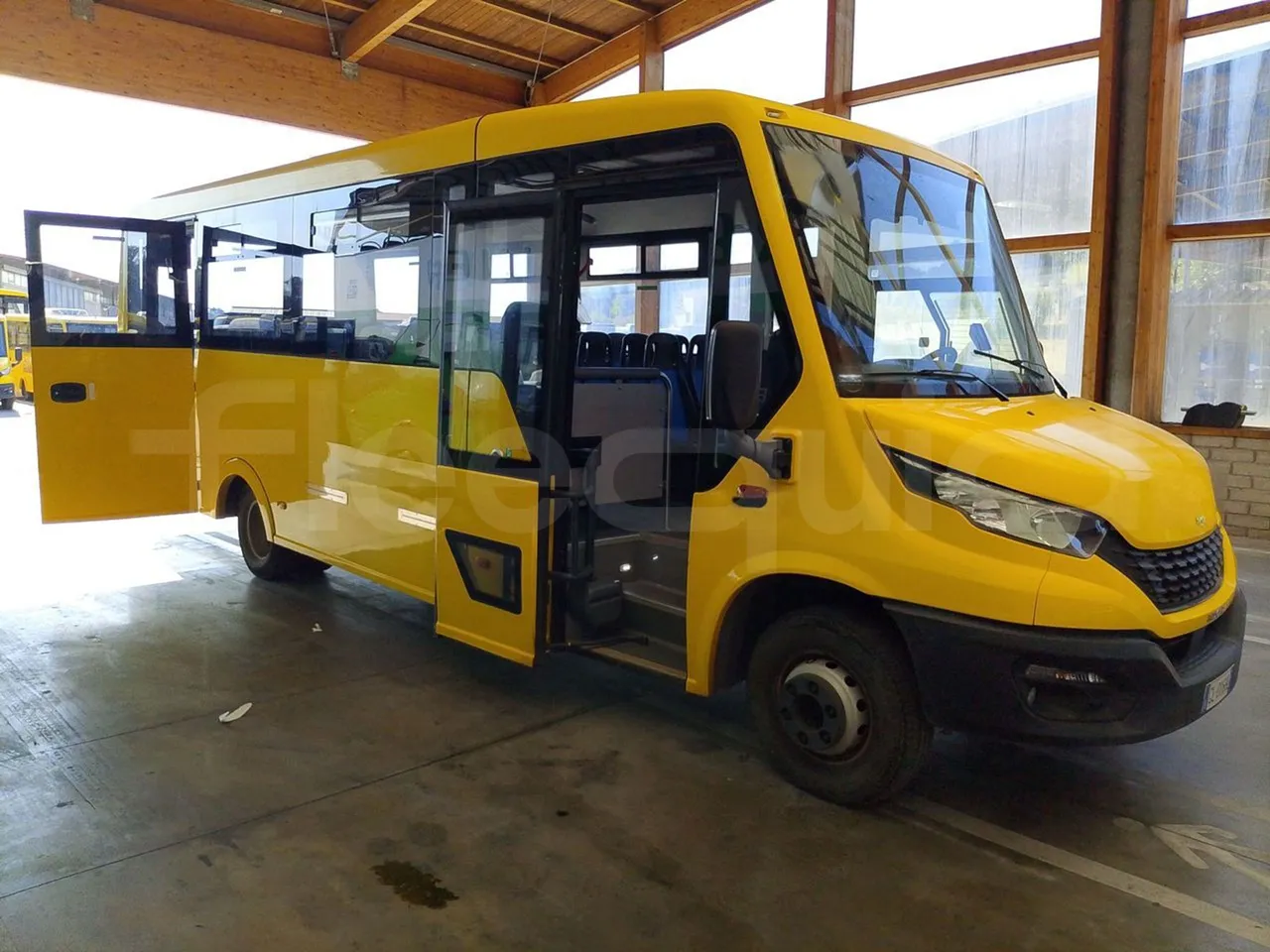 Iveco Indcar WGIVMY11 MOBI SCUOLABUS - EUR6 - 100Kw - 8,592m - 3/4 right front doors open