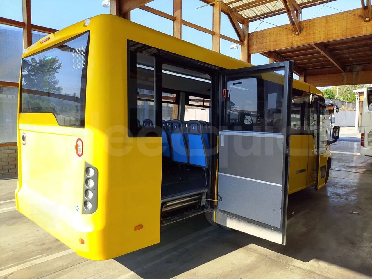 Iveco Indcar WGIVMY11 MOBI SCUOLABUS - EUR6 - 100Kw - 8,592m - 3/4 right rear doors open