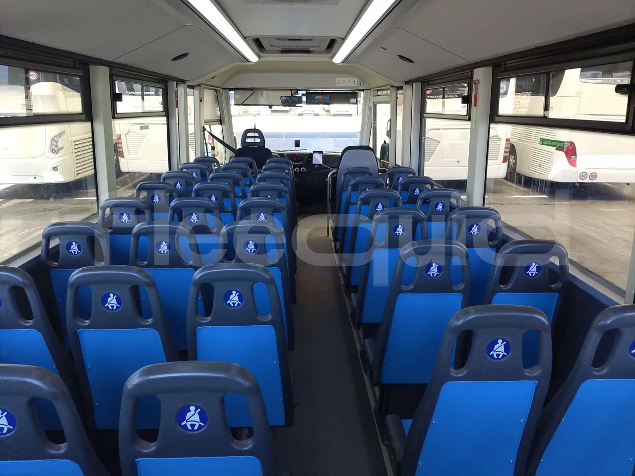 Iveco Indcar WGIVMY11 MOBI SCUOLABUS - EUR6 - 100Kw - 8,592m - forward view middle aisle