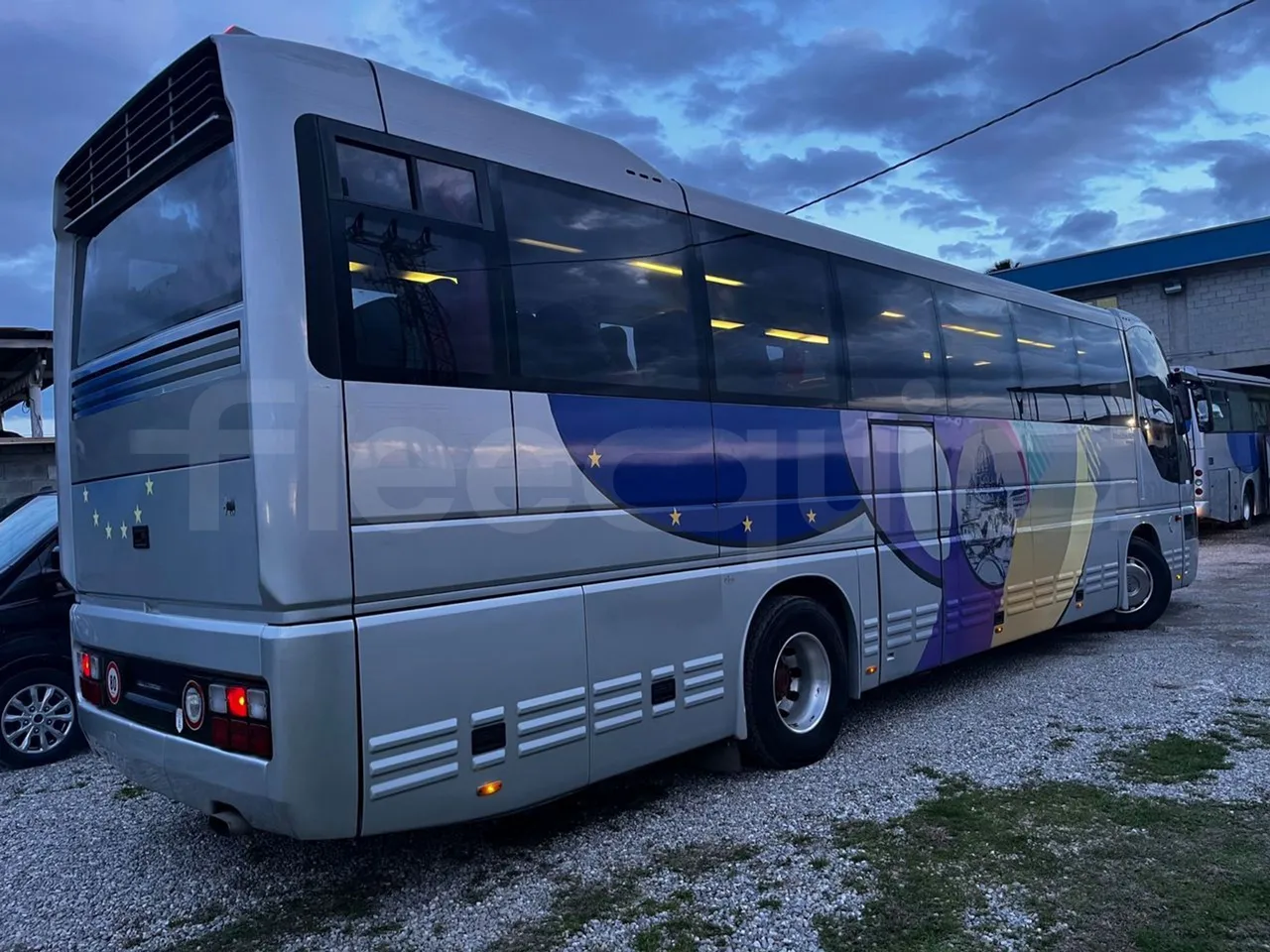 Iveco 380 12.38 - Euro2 - 276kW - 12mt - 3/4 right rear doors closed