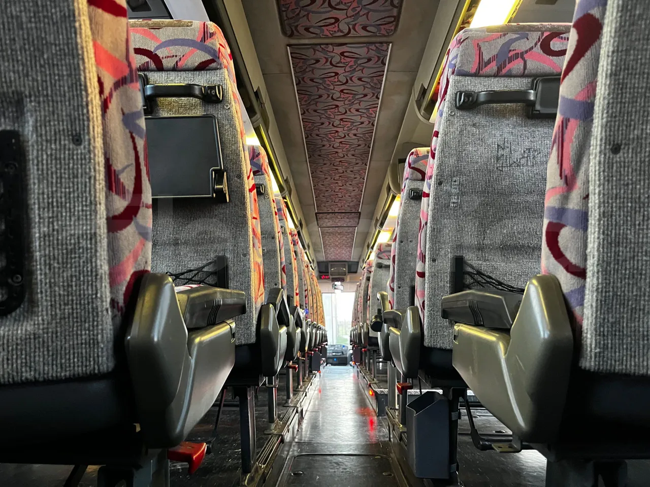 Iveco 380 12.38 - Euro2 - 276kW - 12mt - seat brackets photo