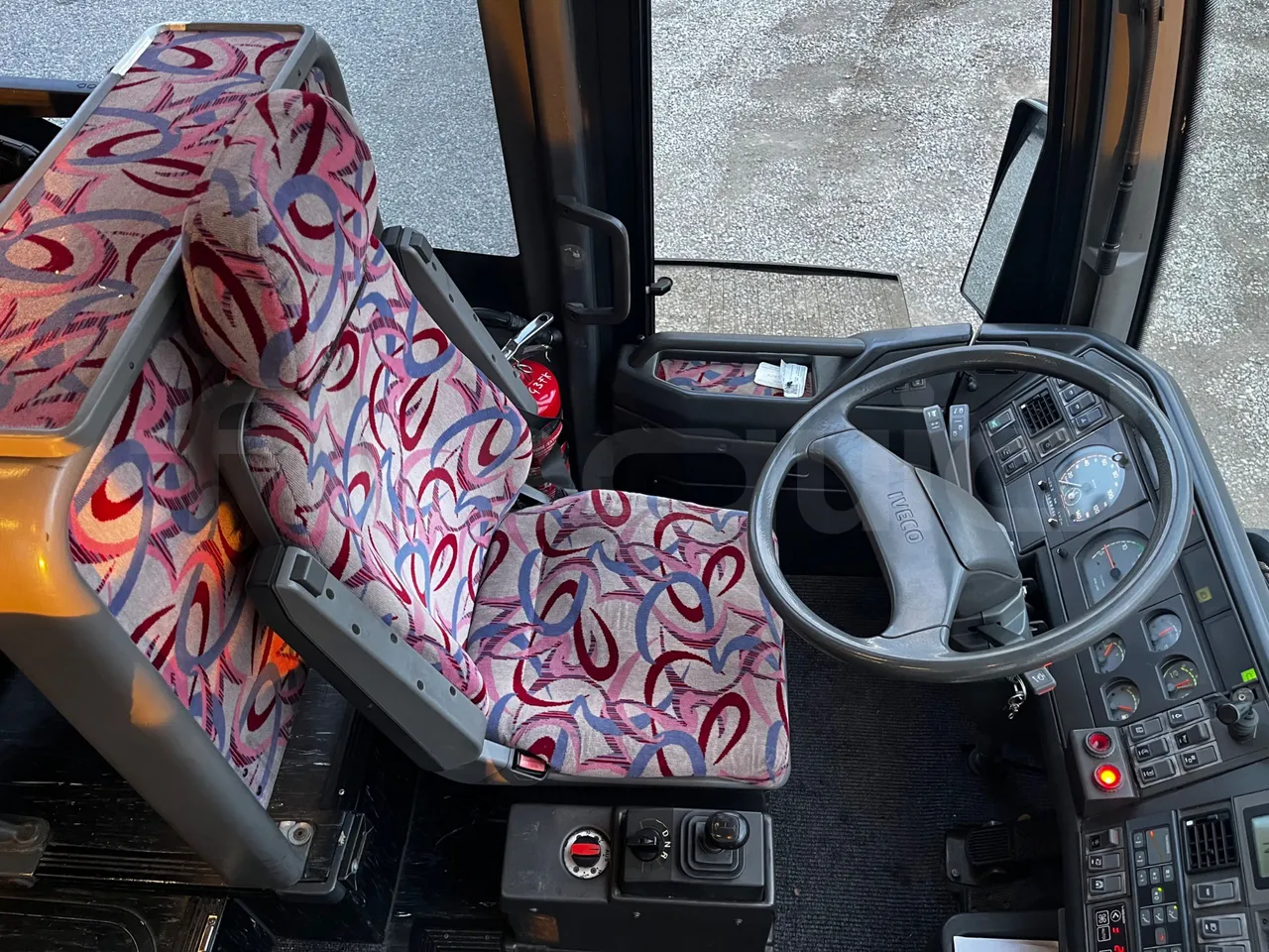 Iveco 380 12.38 - Euro2 - 276kW - 12mt - driver's seat photo