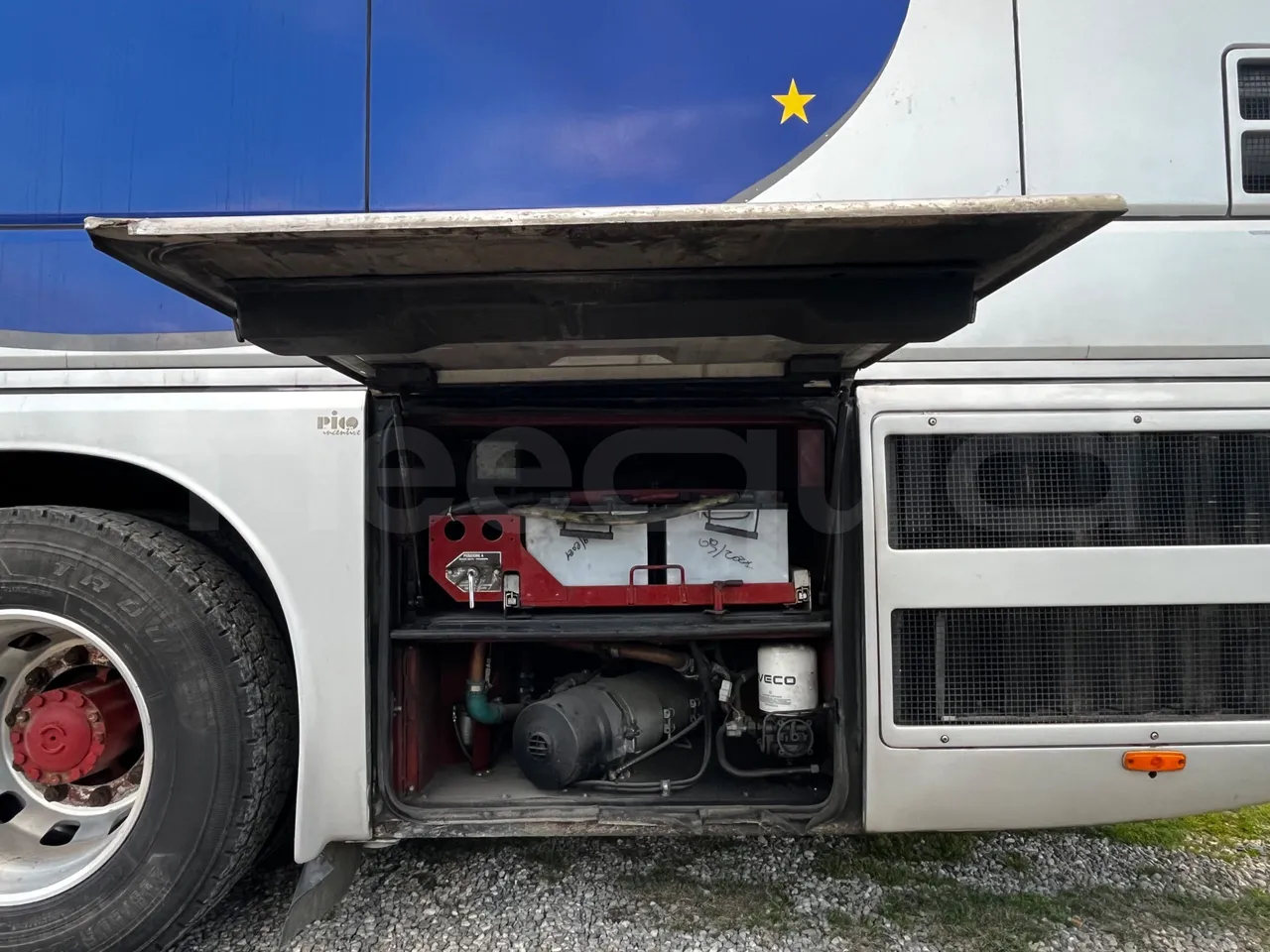 Iveco 380 12.38 - Euro2 - 276kW - 12mt - external compartments photo