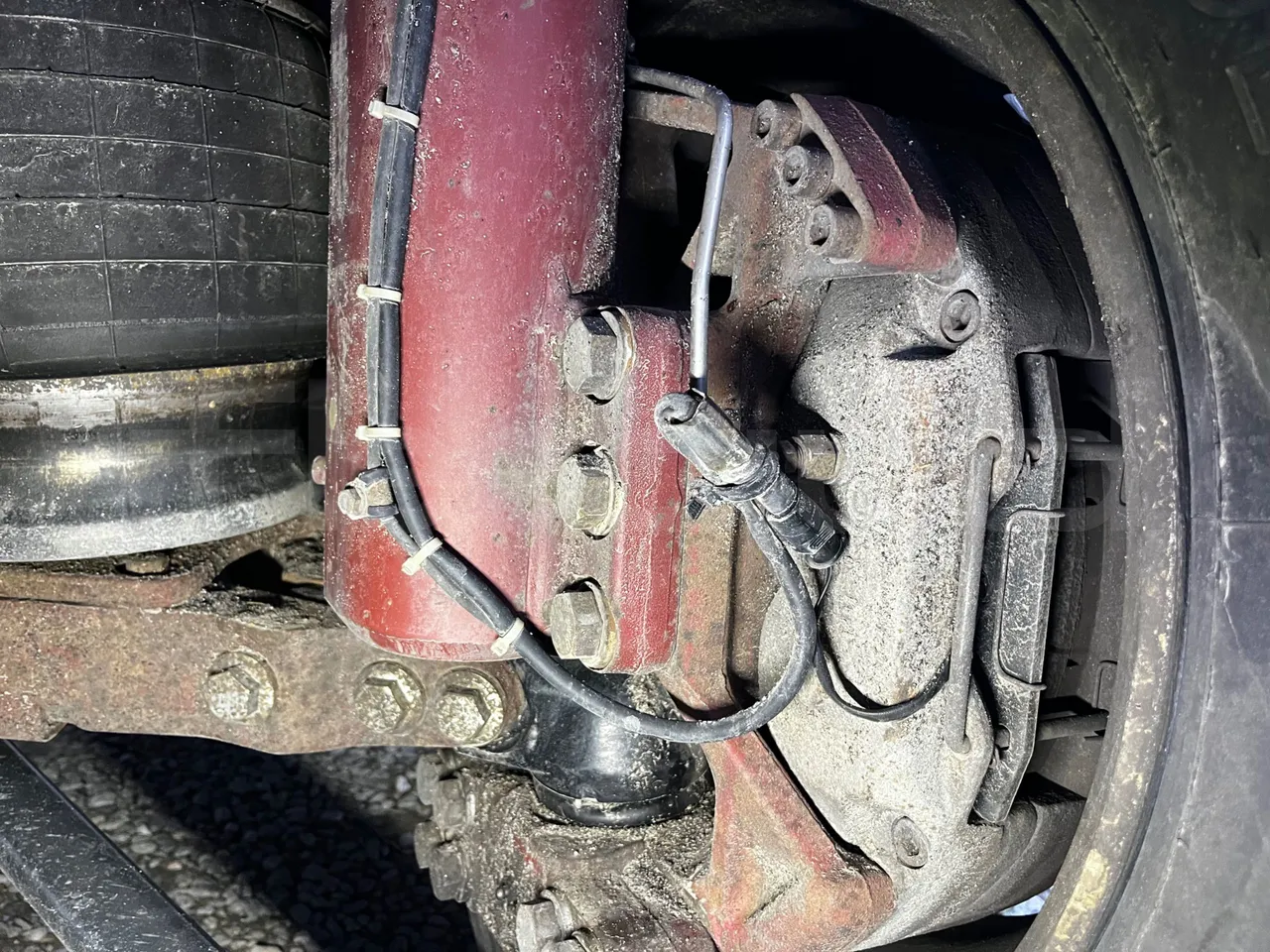 Iveco 380 12.38 - Euro2 - 276kW - 12mt - front brake calipers left