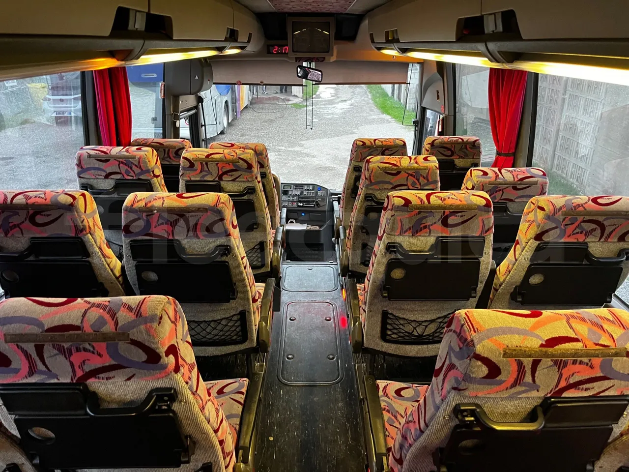 Iveco 380 12.38 - Euro2 - 276kW - 12mt - forward view all seats last row height