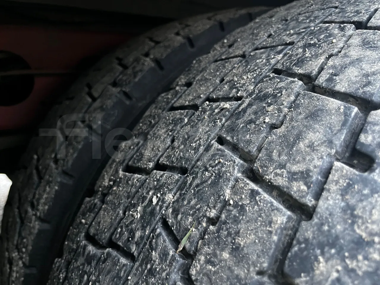 Iveco 380 12.38 - Euro2 - 276kW - 12mt - tread condition third axle tires right