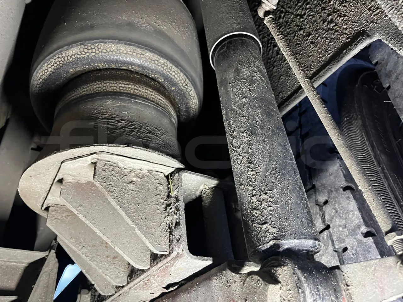 Iveco 380 12.38 - Euro2 - 276kW - 12mt - axle 2 shock absorbers 1 left