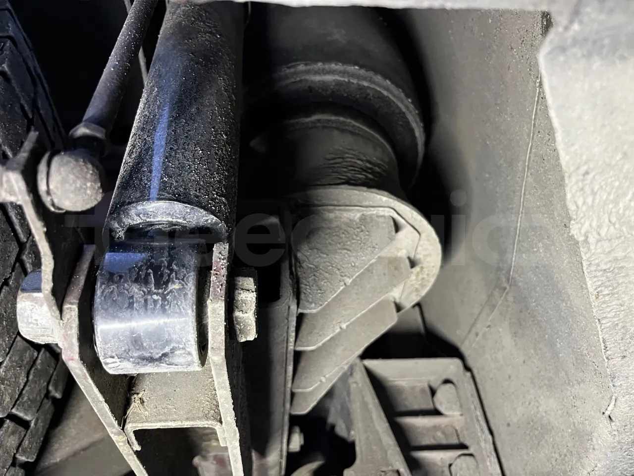 Iveco 380 12.38 - Euro2 - 276kW - 12mt - axle 2 shock absorbers 1 right