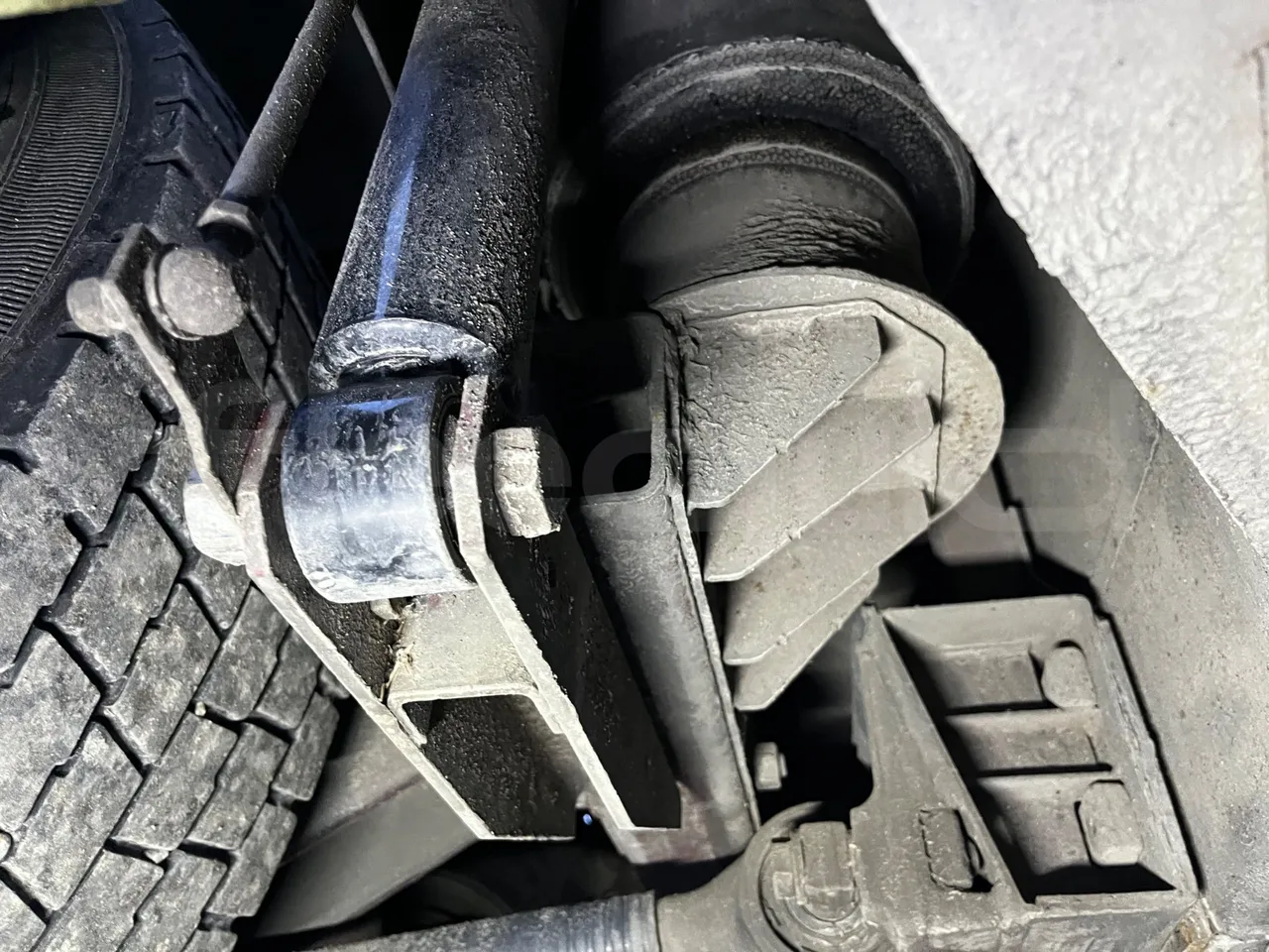 Iveco 380 12.38 - Euro2 - 276kW - 12mt - axle 2 shock absorbers 2 left