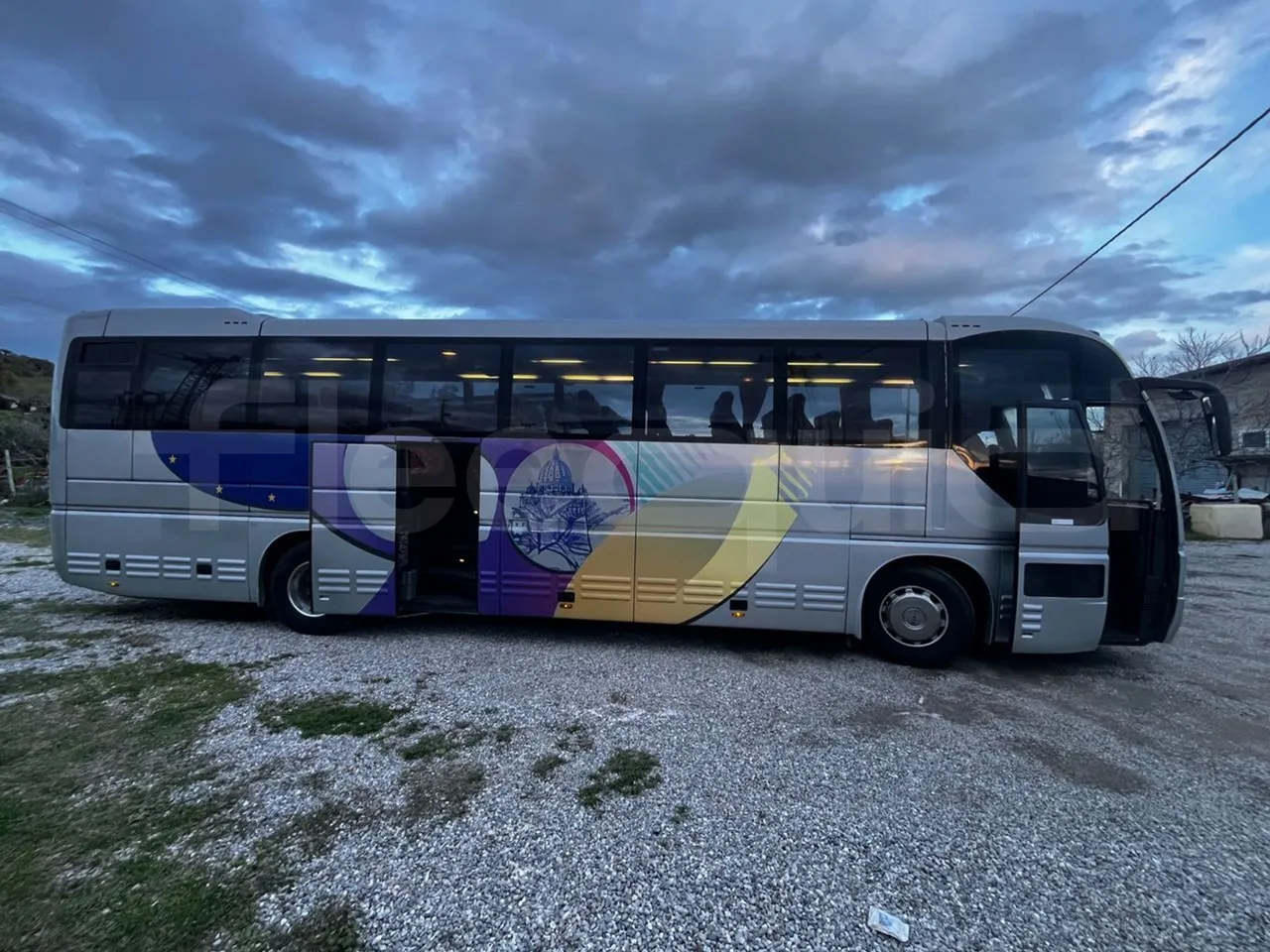 Iveco 380 12.38 - Euro2 - 276kW - 12mt - right side doors open