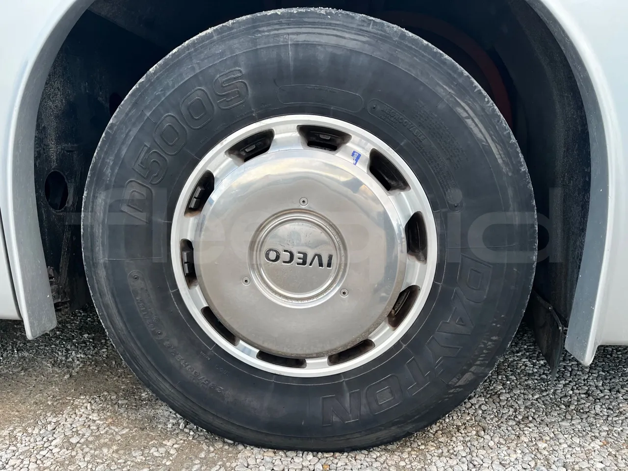 Iveco 380 12.38 - Euro2 - 276kW - 12mt - front left tire measurements