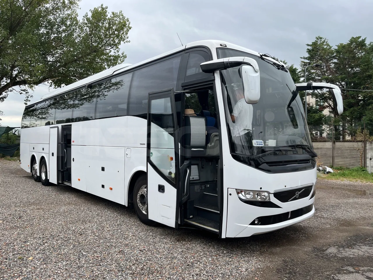Volvo 9700 - 3/4 Front Right Side Doors Open