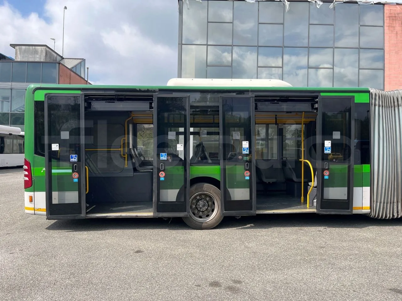 Mercedes-Benz Citaro G 0530 - Euro5 - 260kW - 17.940mt - front door 3 open