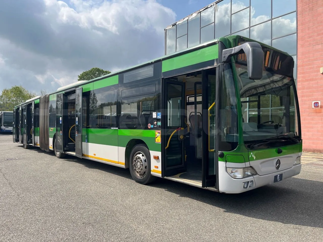 Mercedes-Benz Citaro G 0530 - Euro5 - 260kW - 17.940mt - 3/4 right front doors open