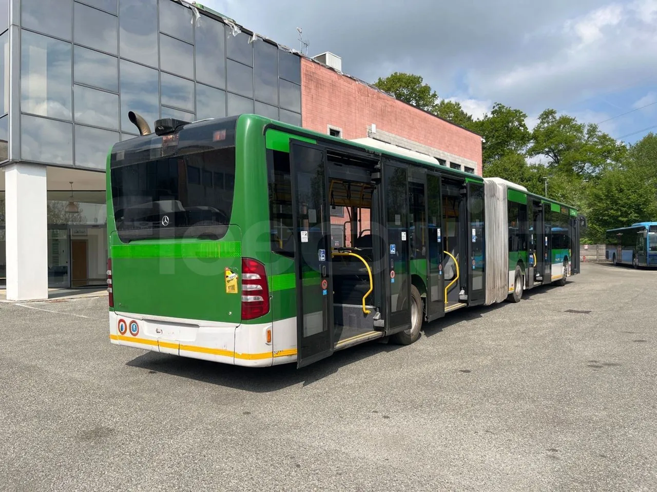 Mercedes-Benz Citaro G 0530 - Euro5 - 260kW - 17.940mt - 3/4 right rear doors open