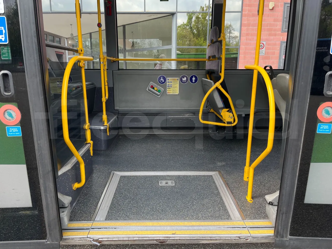 Mercedes-Benz Citaro G 0530 - Euro5 - 260kW - 17.940mt - disabled area photo