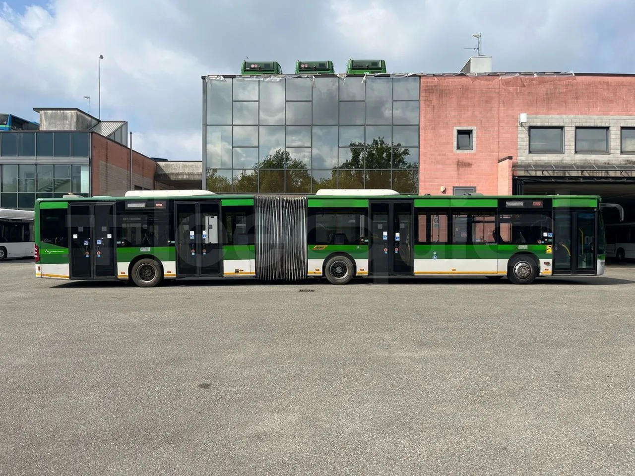 Mercedes-Benz Citaro G 0530 - Euro5 - 260kW - 17.940mt - right side doors closed