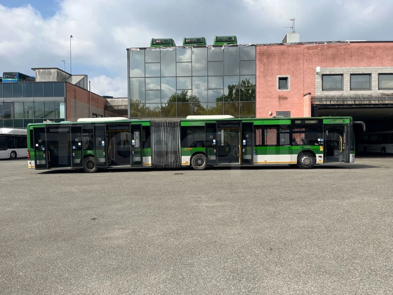 Mercedes-Benz Citaro G 0530 - Euro5 - 260kW - 17.940mt - right side doors open