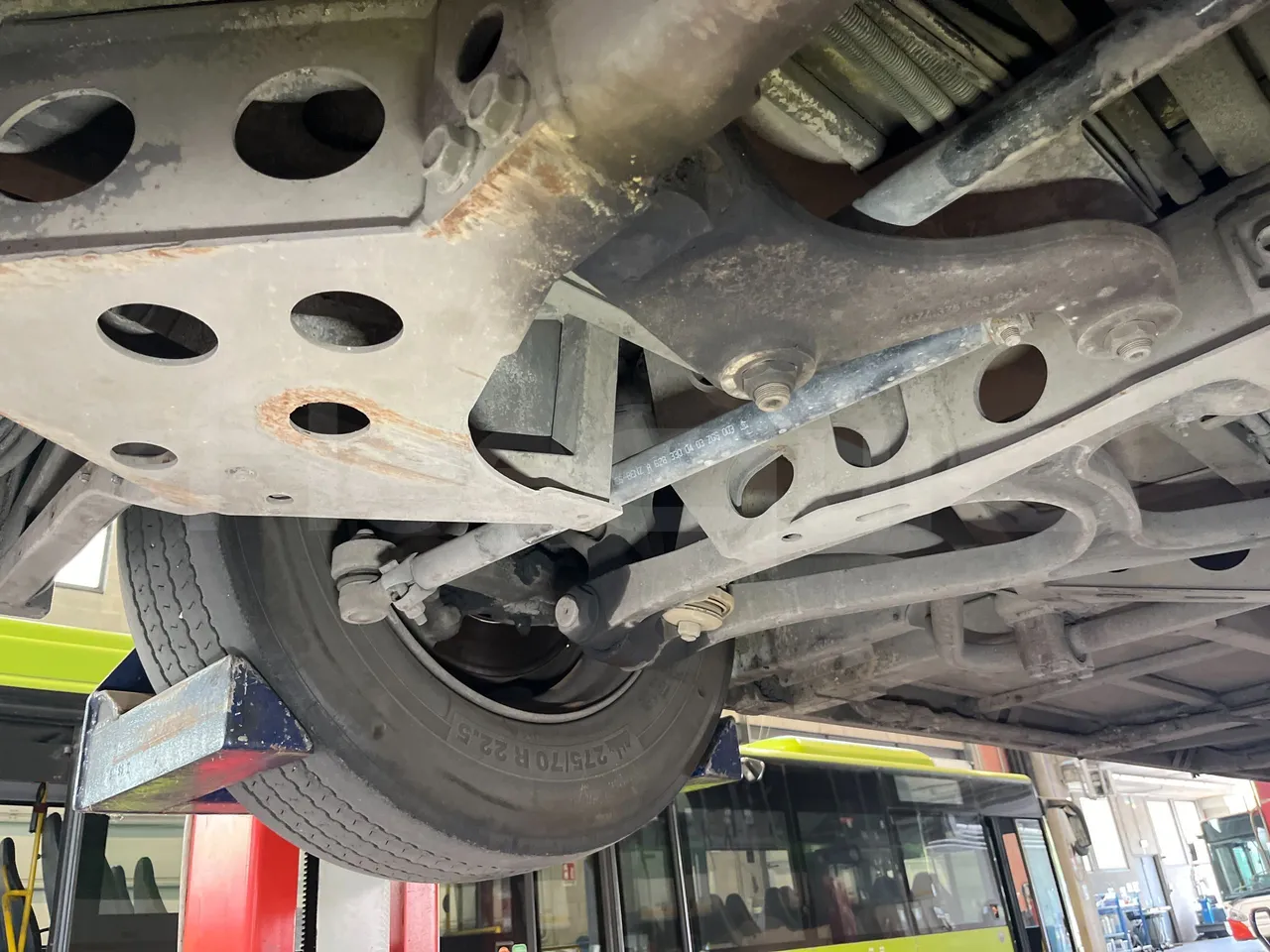 Mercedes-Benz Citaro G 0530 - Euro5 - 260kW - 17.940mt - front axle right side